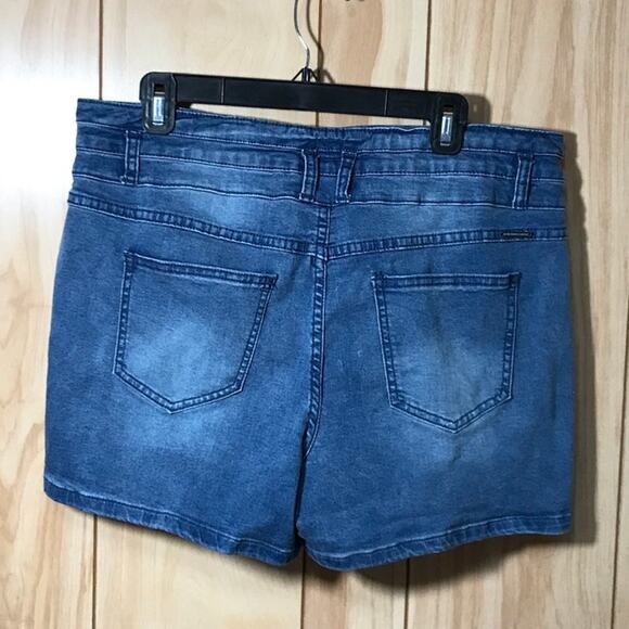 Soho New York & Co. High-Rise Mid-Wash Jean Shorts 16 - Picture 2 of 7